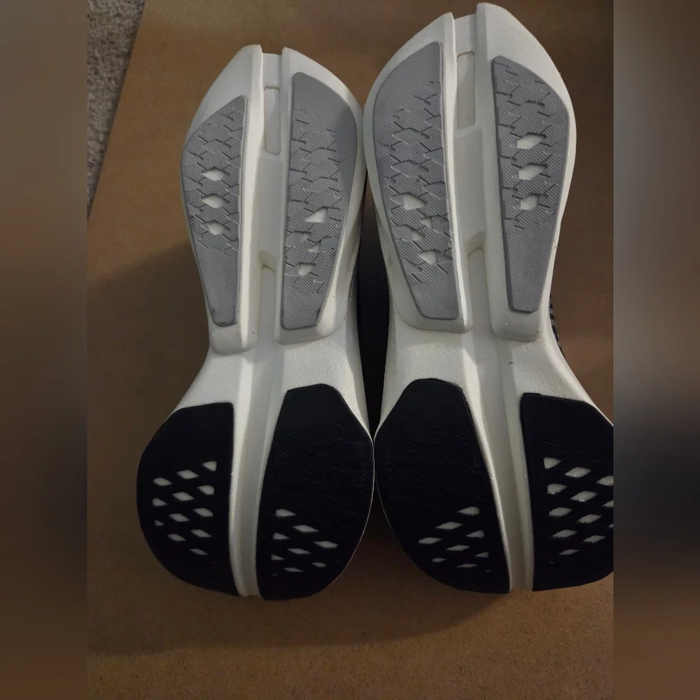 On Running Sneakers Cloudboom Strike 7.5 Women - Picture 12 of 13